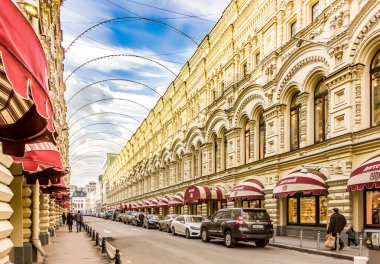 Moskova Ana Mağazası (GUM) Güneşli bir gün, alışveriş merkezinde dolaşın.