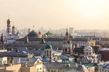 Rusya Moskova - 09 / 04 / 2017: Kremlin çatısı ve katedrallerin manzarası.