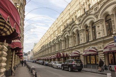 Moskova Ana Mağazası (GUM) Güneşli bir gün, alışveriş merkezinde dolaşın.