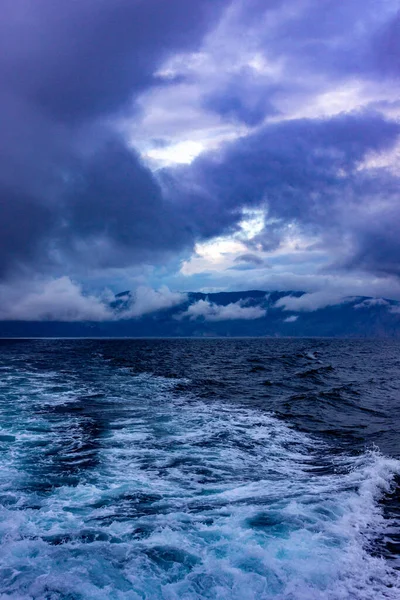 在冬季的风暴中 暴风雨的云彩和海浪在夜晚的海面上飘扬 — 图库照片