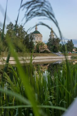- Rusya. Oryol Bölgesi. Kartal. Varsayım Katedrali. Oka Nehri.