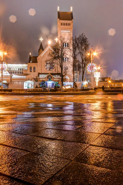 Białoruś Mińsk Grudnia 2018 Kościół Symeona Heleny Zdjęcie Zrobione Nocy — Zdjęcie stockowe