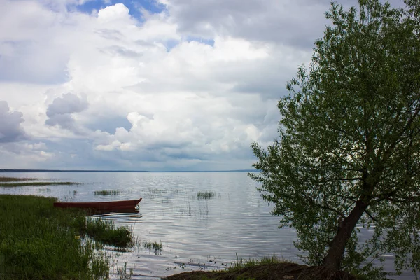 Een Bewolkte Dag Staat Een Houten Rode Boot Het Meer — Stockfoto