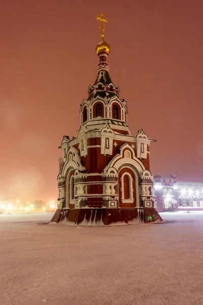 ロシア 照明付き共和党人形劇場のヨシュカル オラの夜景 — ストック写真