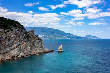 Kırım, Yalta. Deniz manzarası ve uçurumlar. Kırım 'da turizm. Bir deniz manzarasının yaz fotoğrafı.