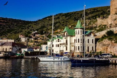 Kırım, Sivastopol, Balaklava - 05 / 03 / 2017: Yatı ve binası olan bir iskele.