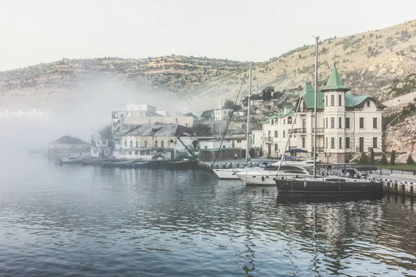 Crimea Sebastopoli Balaklava 2017 Molo Con Yacht Edificio Castello Nebbia — Foto Stock