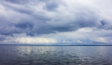 Büyük göl ve bulutlar. Gölde bulutlu bir hava. Kasırga.