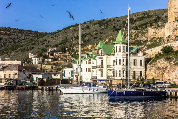 Crimea Sebastopoli Balaklava 2017 Molo Con Yacht Edificio — Foto Stock