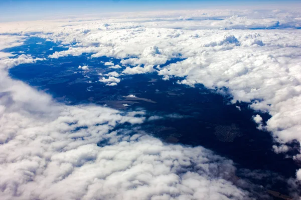 雲の上の景色 雲の上を飛んで — ストック写真