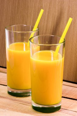 Kamışlı bir bardak portakal suyu. Meyve nektarı. Kokteyl.