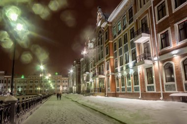 Rusya ve Yoshkar-Ola Aydınlanmış gezinti alanının gece görüşü.