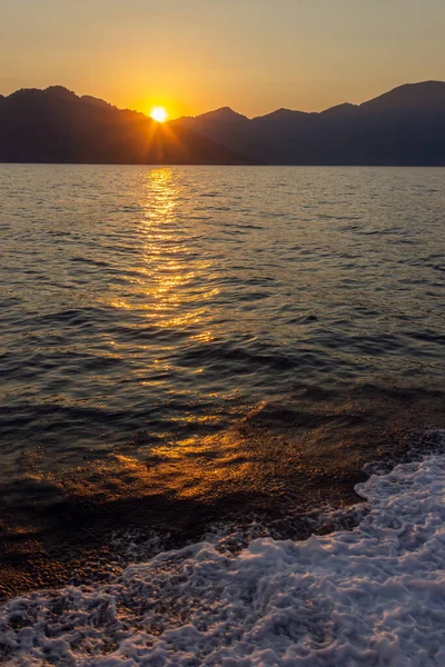 Orangener Sonnenuntergang Meer Spiegelung Der Sonne Auf Den Wellen — Stockfoto