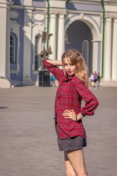 Chica Con Pelo Rubio Una Camisa Cuadros Posando —  Fotos de Stock