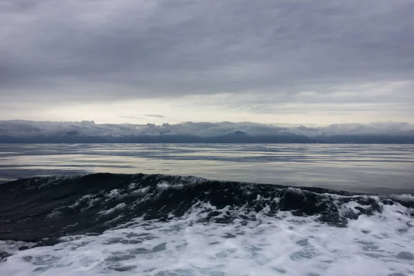 暴风雨期间的大海 大海中的狂浪 海上泡沫 — 图库照片
