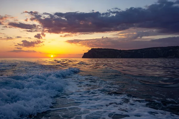 Wütende Meereswellen Bei Sonnenuntergang Ozean Gewitterwolken Meer — Stockfoto