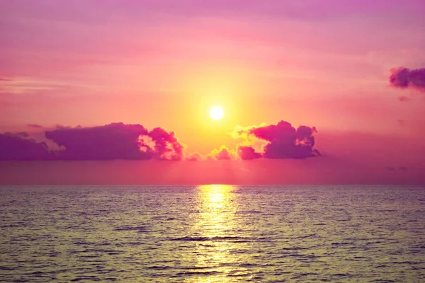 海で日没 太陽が雲の後ろに隠れている — ストック写真