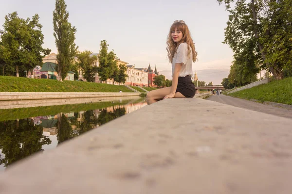 Embankment Ciudad Orel Una Chica Sienta Una Valla Junto Río —  Fotos de Stock