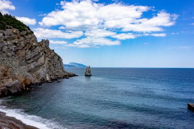 Kırım, Yalta. Deniz manzarası ve uçurumlar. Kırım 'da turizm. Bir deniz manzarasının yaz fotoğrafı.