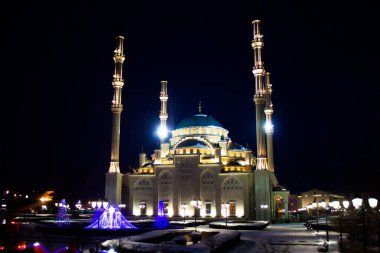 Rusya Çeçen Cumhuriyeti. Çok kötü. Şehir merkezinde fenerlerle kaplı karla kaplı bir sokak..