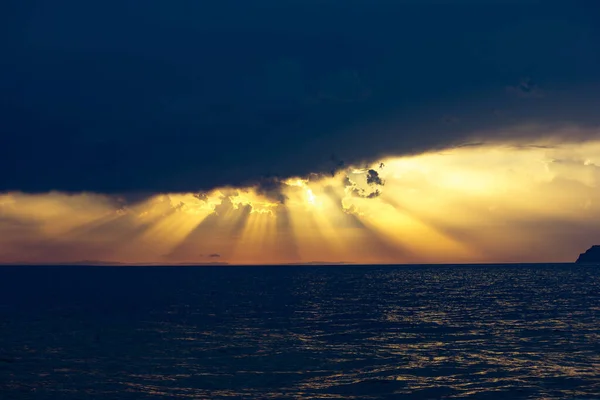 Sturmwolken Und Wütende Wellen Meer Abend Nach Einem Herbststurm — Stockfoto