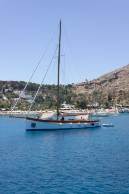 Yunanistan 'ın Rodos kentindeki Lindos Köyü - 07 / 07 / 2018: Denizdeki bir yatın manzarası