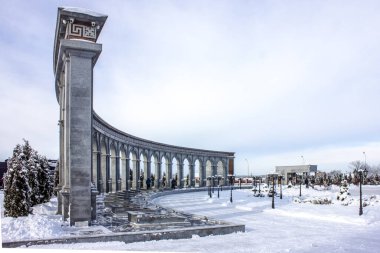 Ingushetia, Nazran - 01 / 03 / 2016: Kışın sütunlar. Anı ve zaferin anısına..