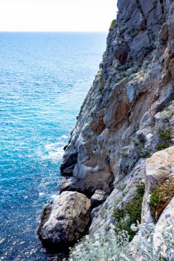 Kırım, Yalta. Deniz manzarası ve uçurumlar. Kırım 'da turizm. Bir deniz manzarasının yaz fotoğrafı.