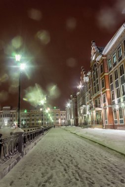 Rusya ve Yoshkar-Ola Aydınlanmış gezinti alanının gece görüşü.
