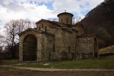 Rusya, Karachay 'sız Cumhuriyet. Aziz George Kilisesi. Girişteki siyah plaka üzerindeki yazı: mimari anıtı. Devlet tarafından korunuyor..