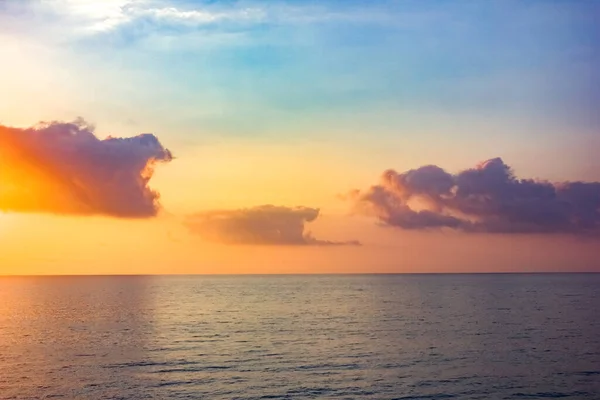 海で日没 太陽が雲の後ろに隠れている — ストック写真