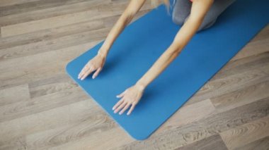 Kadın spor kulübü bacak germe