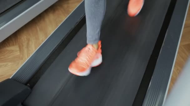 Kaki wanita berlari di atas treadmill - gerak kabur — Stok Video