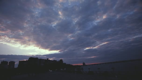 Ciel lunatique du soir bleu en ville — Video