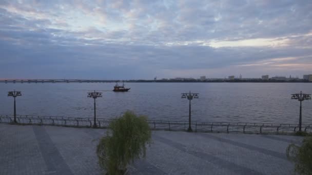 Trä segelfartyg vid floden Dnepr i kväll — Stockvideo