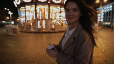 Romantik an gece şehirde. Bir kadından jest - bana gel.