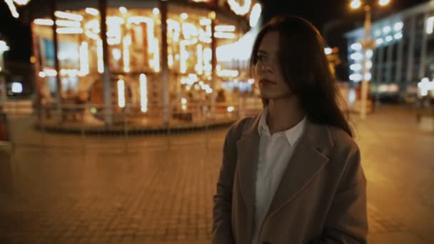 Romantic moment in night city. Woman show gesture - come to me. — Stock Video