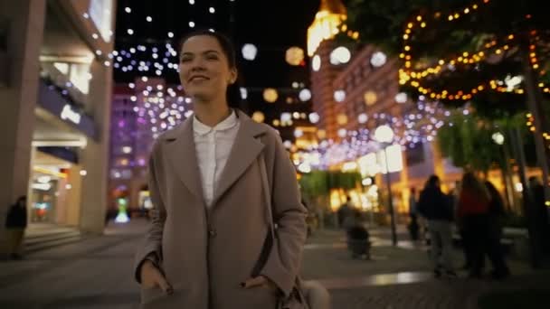 Femme marchant dans la ville de nuit et contempler la rue éclairée — Video