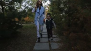 Anne oğlu ile gitmek pines adlı sonbahar akşam arasında