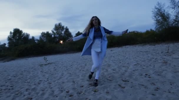 Woman whirl around with sparklers in evening — Stock Video