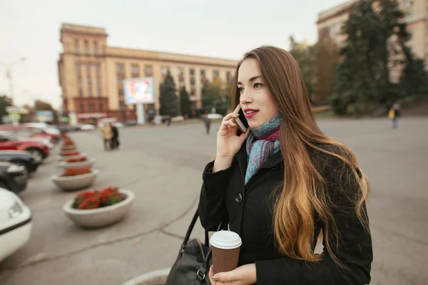 Žena v městě, ona mluví po telefonu — Stock fotografie