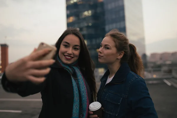 Na zewnątrz portret dwóch przyjaciół śmieszne kobieta Zrób selfie w mieście — Zdjęcie stockowe