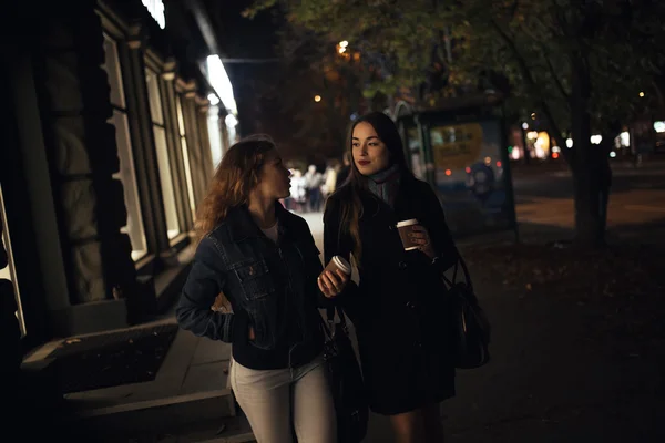 Δύο φίλες μόδας περπατώντας στη λεωφόρο της πόλης τη νύχτα — Φωτογραφία Αρχείου