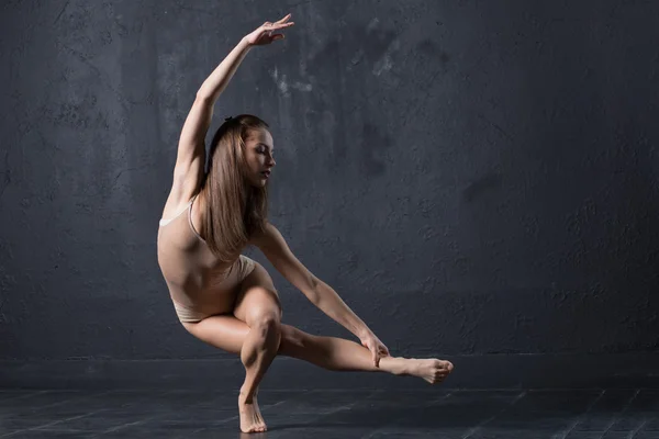 Joven bailarina profesional posando sobre fondo texturizado de pared — Foto de Stock