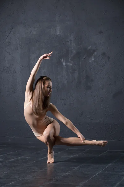 Jonge professionele vrouw danser poseren tegen getextureerde muur achtergrond — Stockfoto