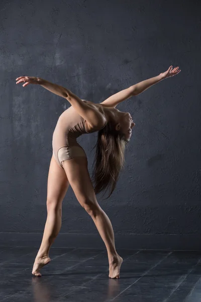 Joven bailarina profesional posando sobre fondo texturizado de pared — Foto de Stock