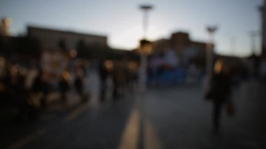 POV - City, bulanık odak insanlar arasında git