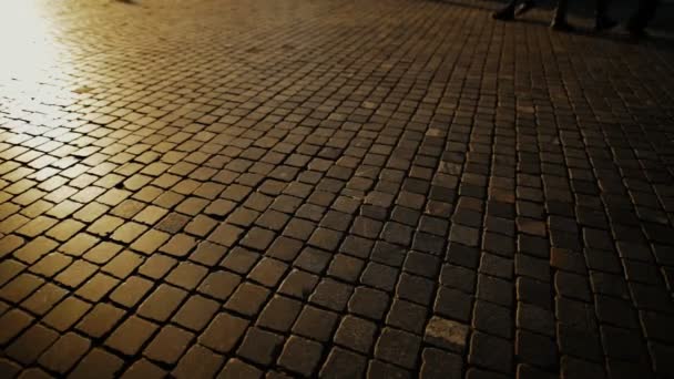 Тіні людей, що ходять містом — стокове відео
