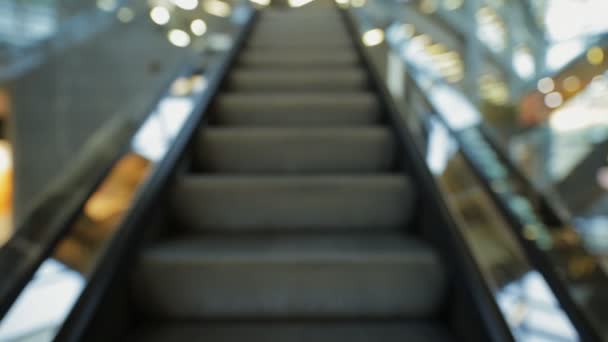 Pov - ich fahre auf Rolltreppe in Einkaufszentrum, verschwommener Fokus — Stockvideo