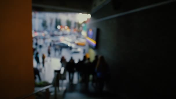 POV - Voy de centro comercial a ciudad, enfoque borroso — Vídeos de Stock